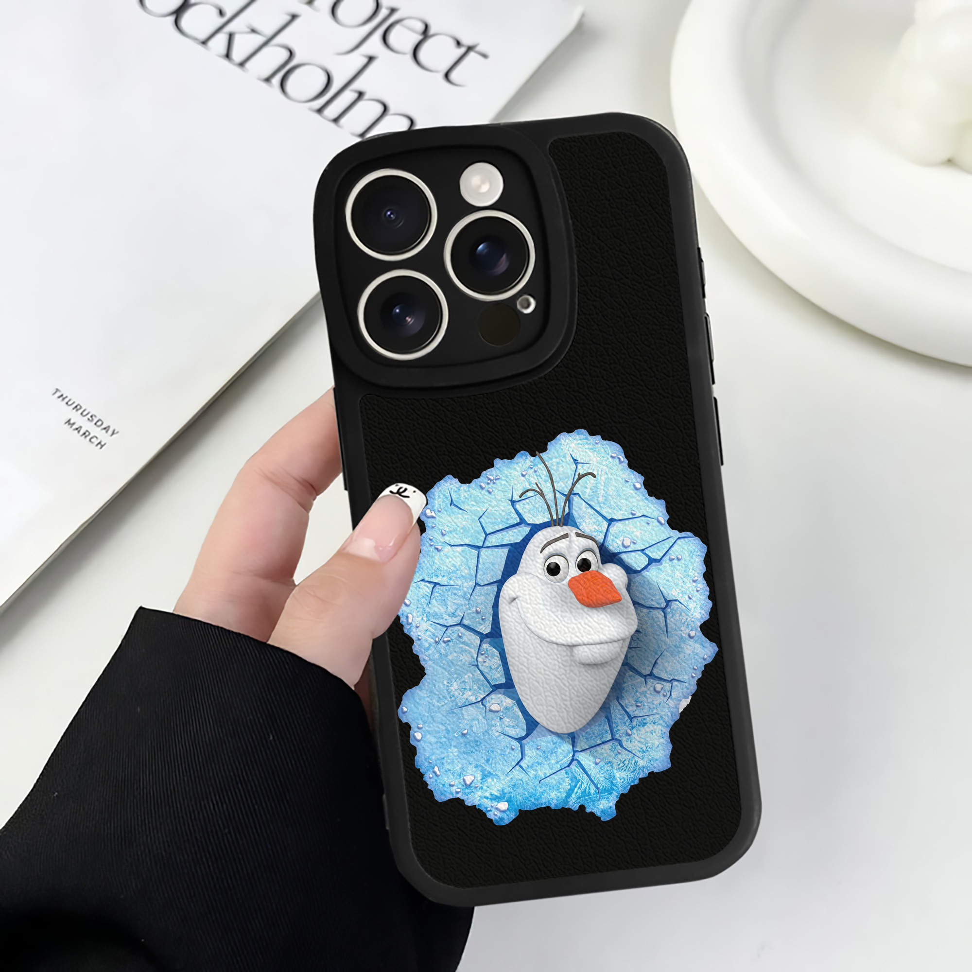 （画像用） アナと雪の女王 アンナ エルサ Frozen Anna Elsa 【iPhone 16シリーズ対応】シリコンスマホケース（レザー調） 材質：シリコン